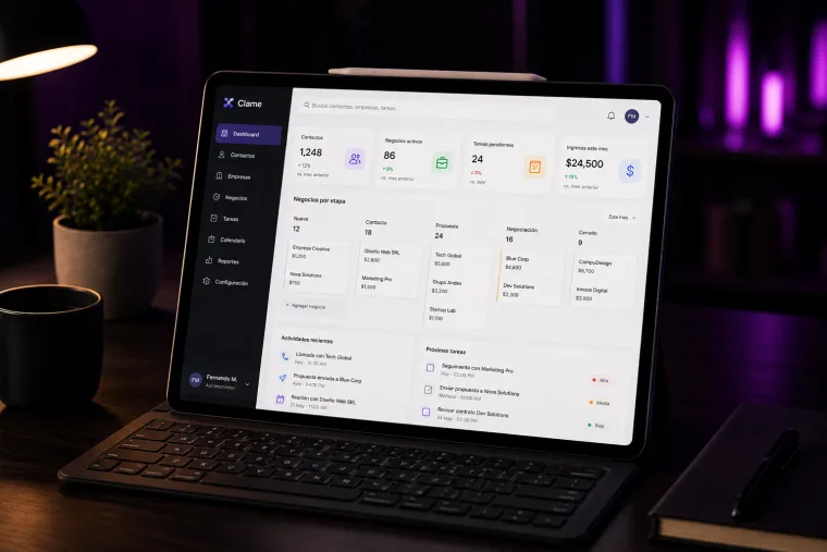 Editor de código junto al panel de la aplicación